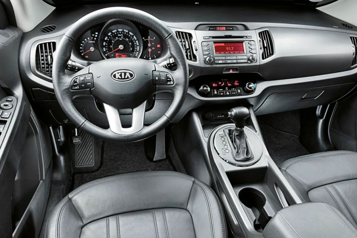 O Kia Sportage EX2 2014 é um SUV médio com câmbio automático, direção elétrica e airbags de cortina, equilibrando conforto e eficiência urbana.