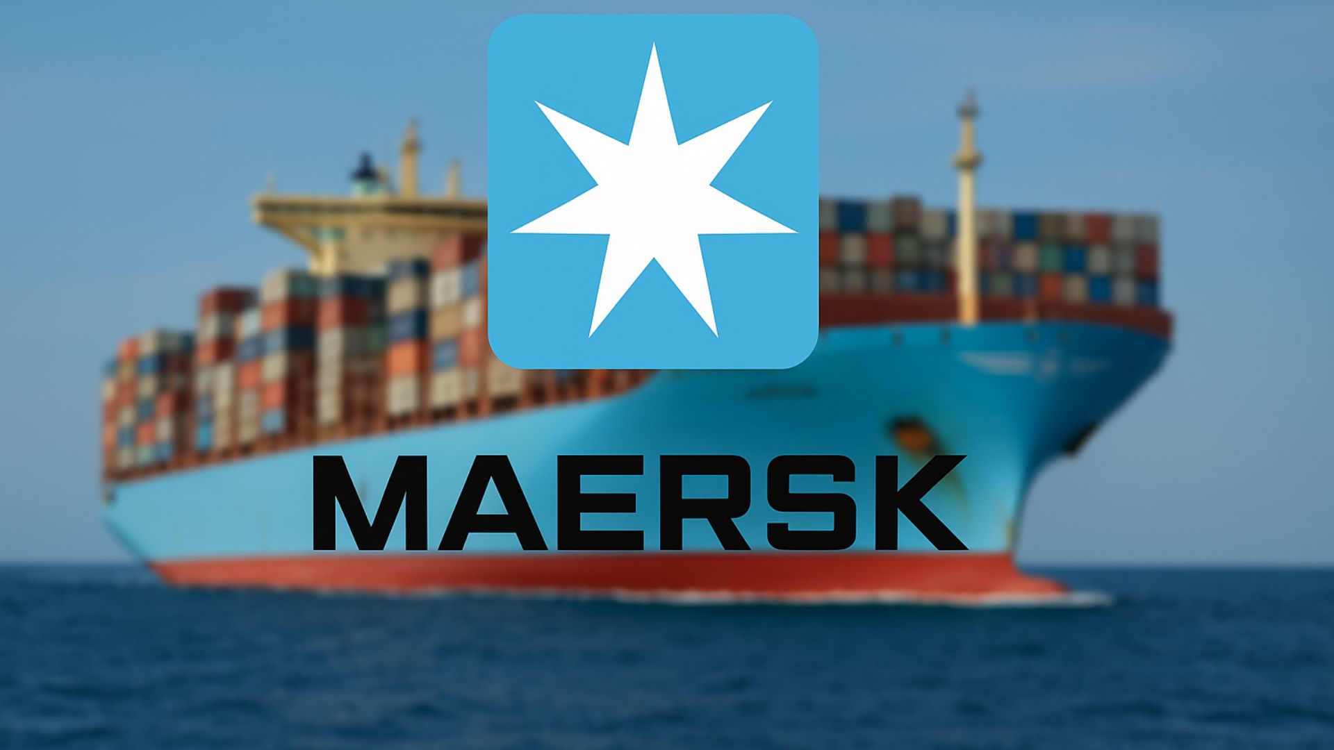 Navio cargueiro da Maersk navegando em alto-mar, carregado com contêineres, com o logotipo da empresa em destaque.