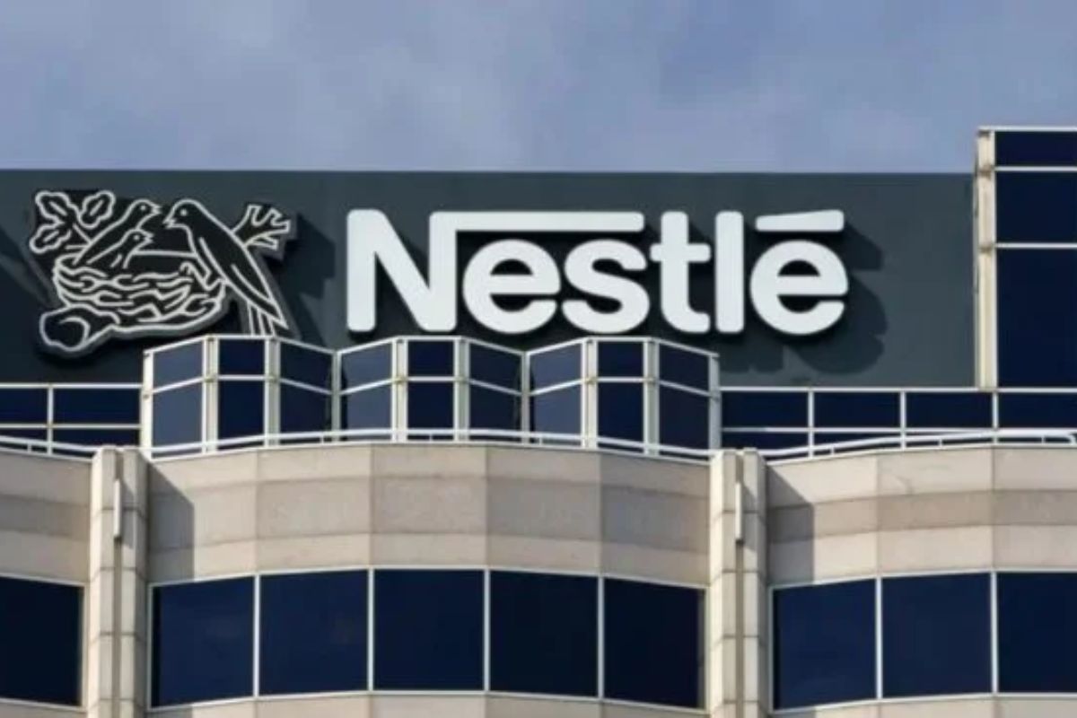 A Nestlé anuncia demissão em massa e inicia reestruturação global após escândalo interno e queda nas vendas, em busca de recuperar confiança e lucro.