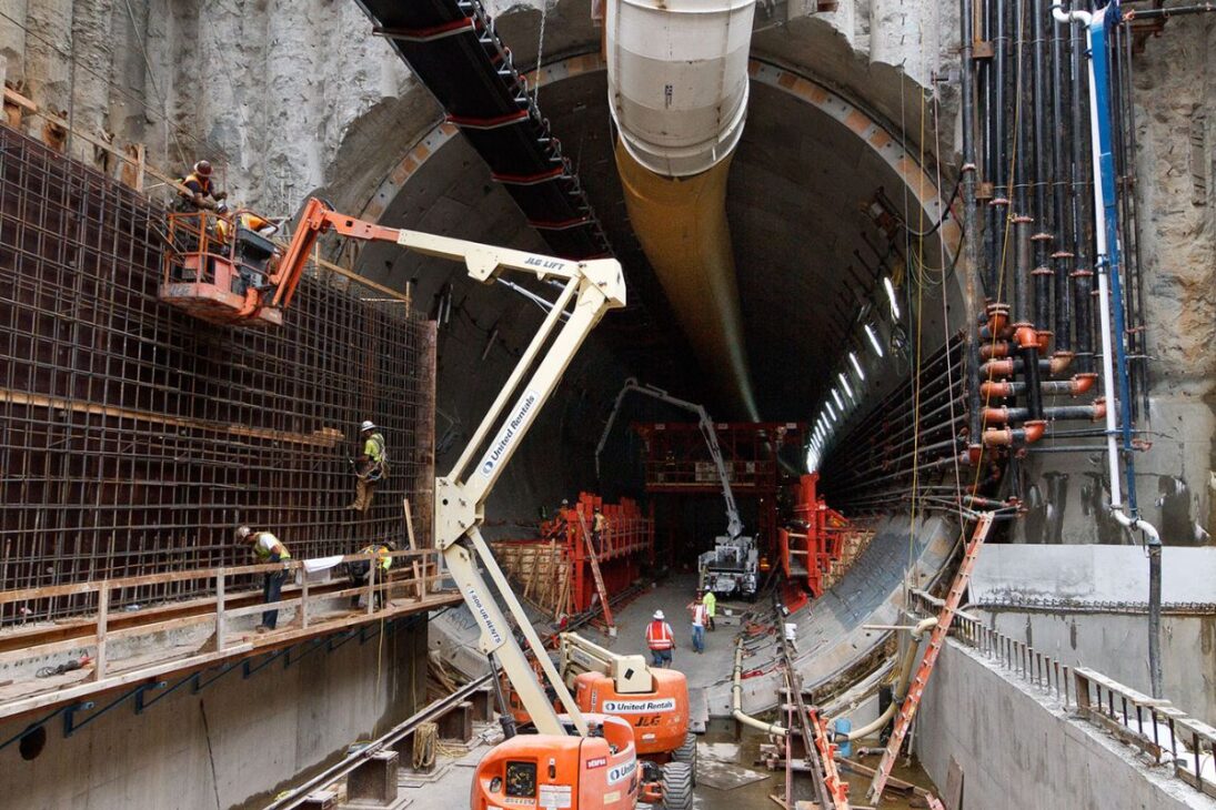 O túnel subterrâneo tão imenso que passa sob uma cidade inteira, escavado pela maior máquina do mundo