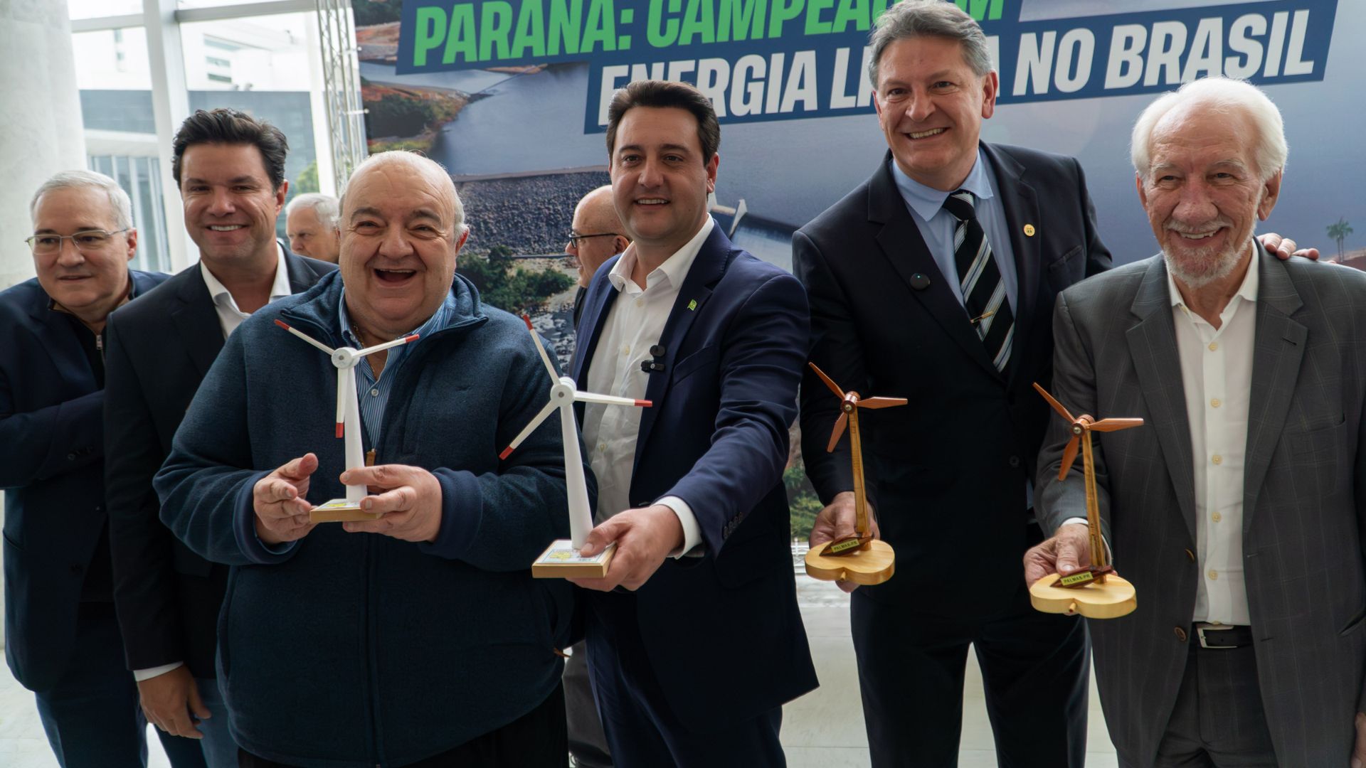 Autoridades do Paraná apresentam modelos de turbinas eólicas durante cerimônia de autorização do Complexo Eólico Palmas II, reforçando o protagonismo do estado na geração de energia limpa.