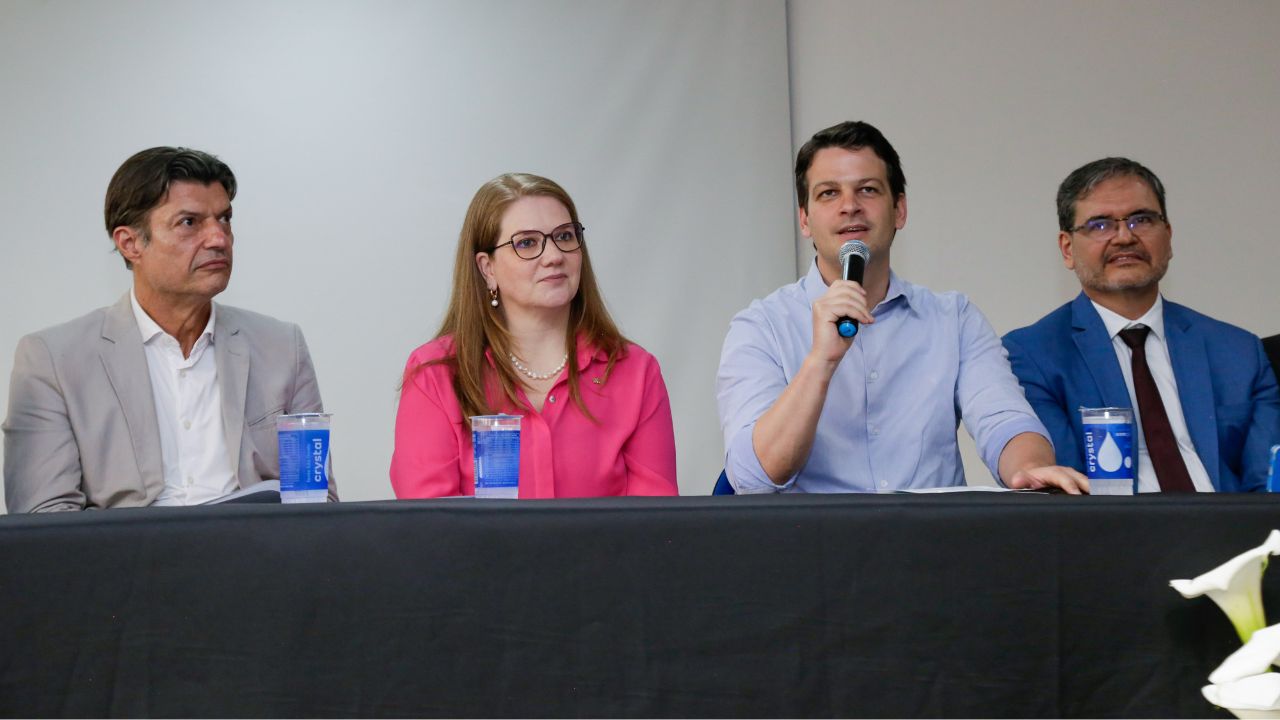 Painel de especialistas, entre eles, o Prefeito de Curitiba Eduardo Pimentel, em conferência sobre energia renovável, com destaque para o porta-voz ao microfone.