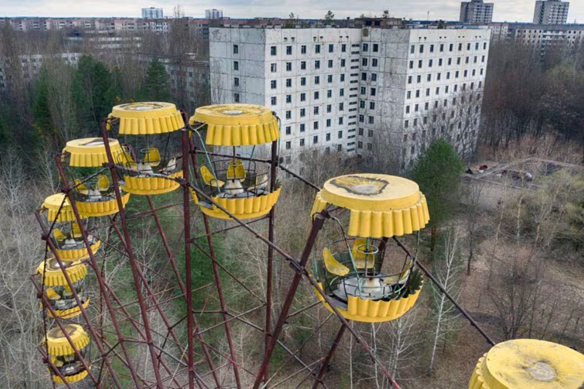 O desastre nuclear de Chernobyl expôs ao mundo o poder devastador da radiação após a explosão do Reator 4, revelando os impactos humanos e ambientais de uma tragédia sem precedentes.
