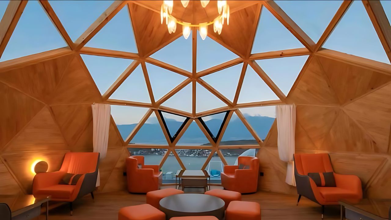 A novidade da casa futurística modular, que pode ser comprada pela internet, chega para revolucionar a moradia. Entenda como funciona a casa futurística, os prazos de montagem, o preço e o impacto da internet nesse modelo inovador.