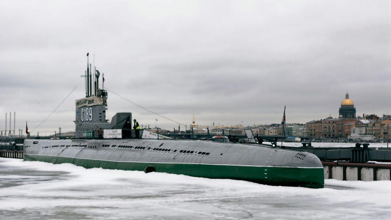 Trump afirma que o Exército americano destruiu submarino com fentanil vindo da Colômbia, matando dois tripulantes e capturando outros dois.