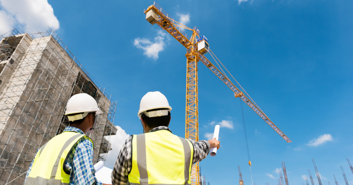 Construção civil enfrenta falta de engenheiros e aposta em inteligência artificial e capacitação para reduzir custos e manter produtividade.