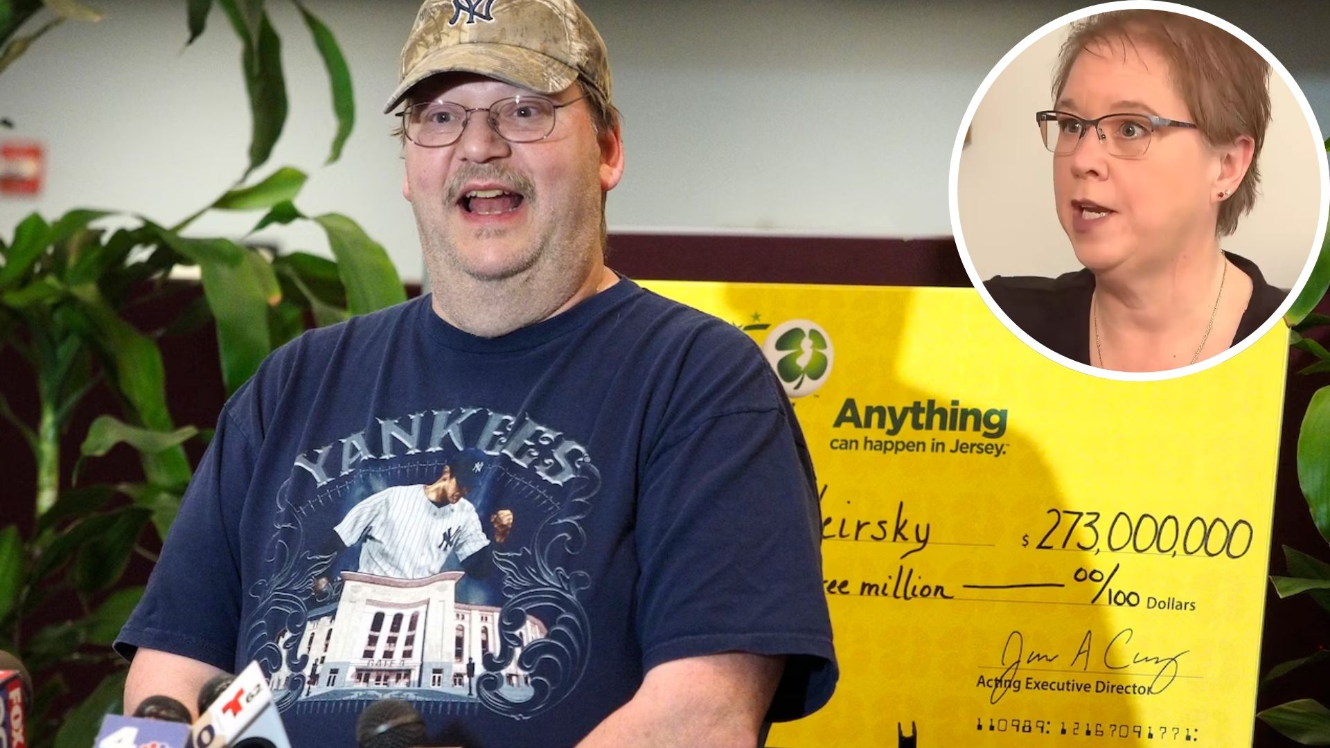 Homem segura bilhete premiado de loteria dentro de loja de conveniência em Nova Jersey.