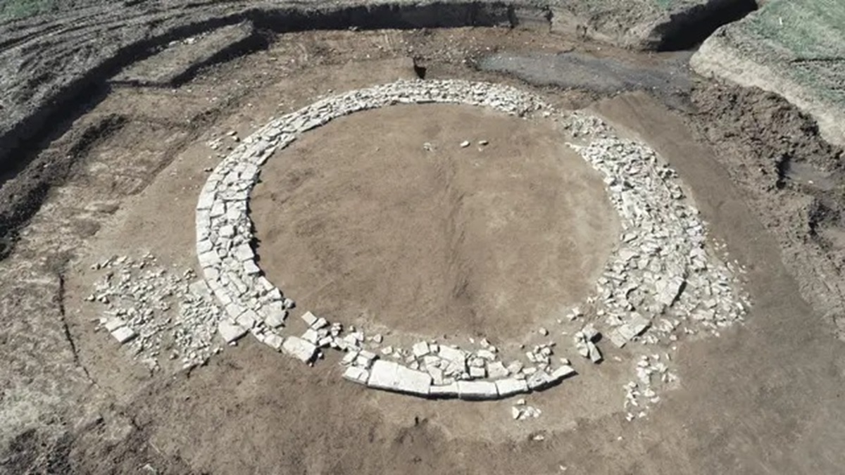 Monumento funerário romano de 2.000 anos e 9 metros revela fusão com tradições celtas e surpreende arqueólogos na antiga província de Récia