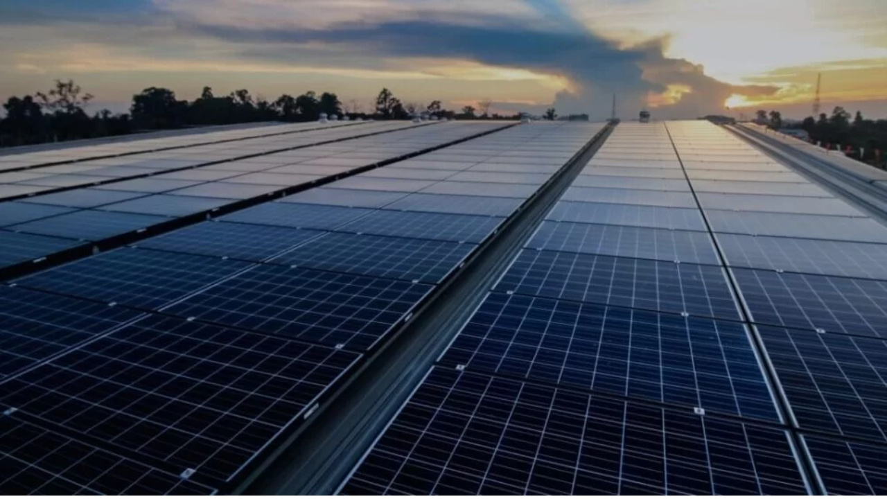 Ministério da Fazenda defende o fim antecipado dos benefícios fiscais para a geração distribuída de energia solar, alegando desequilíbrio tarifário. Setor reage e vê ameaça à segurança jurídica e ao crescimento da matriz limpa no Brasil.