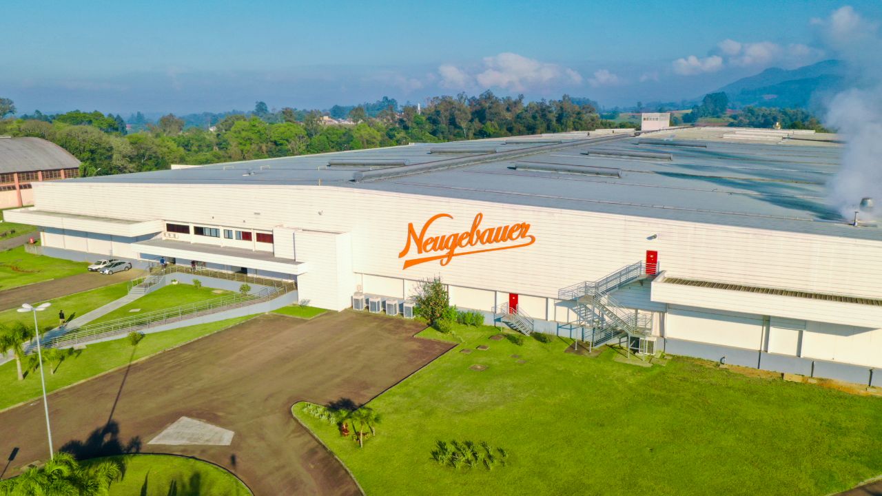 Descubra como a Neugebauer se tornou a mais antiga fábrica de chocolates do Brasil em atividade, sua trajetória centenária, relevância histórica e atual.