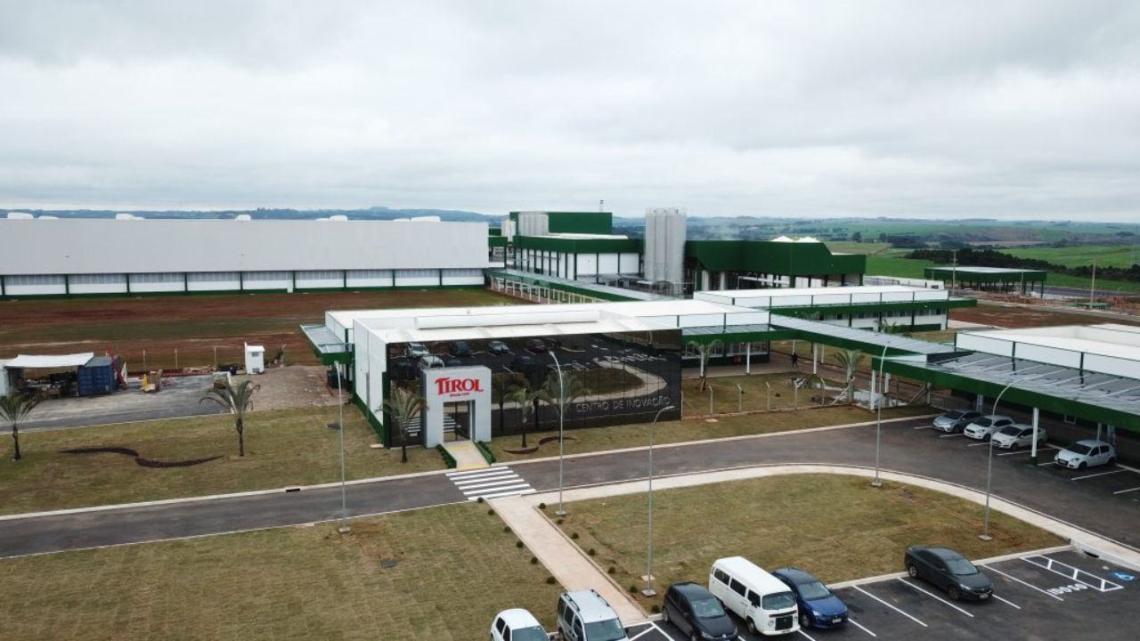 A Tirol vai investir R$ 200 milhões na nova fábrica em Pinhalzinho (SC), com capacidade para processar um milhão de litros de leite por dia. Produção deve começar em 2026.