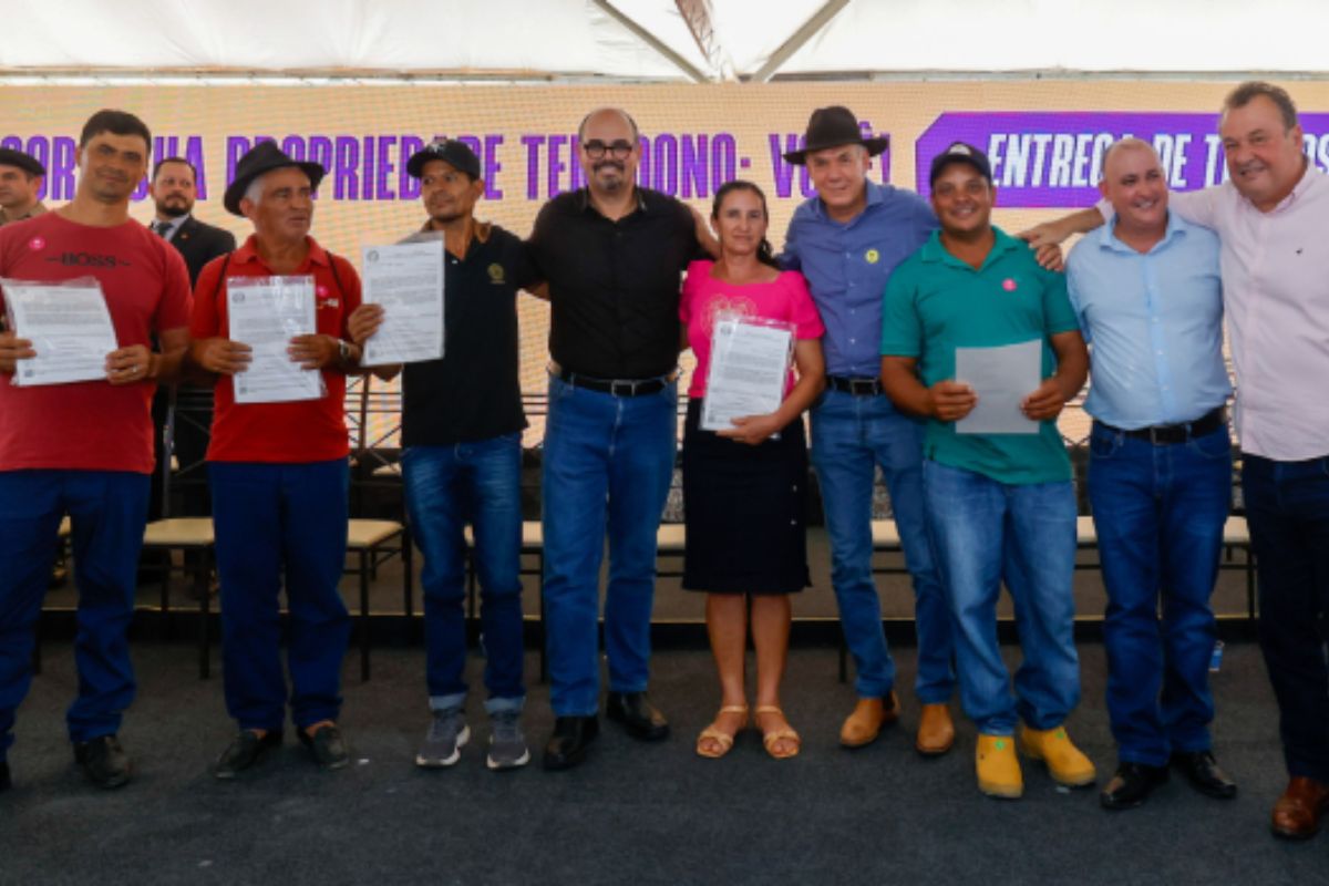 A regularização fundiária em Minas Gerais deu um novo passo importante com a entrega de mais de 2 mil títulos de propriedade rural a produtores do Alto Rio Pardo