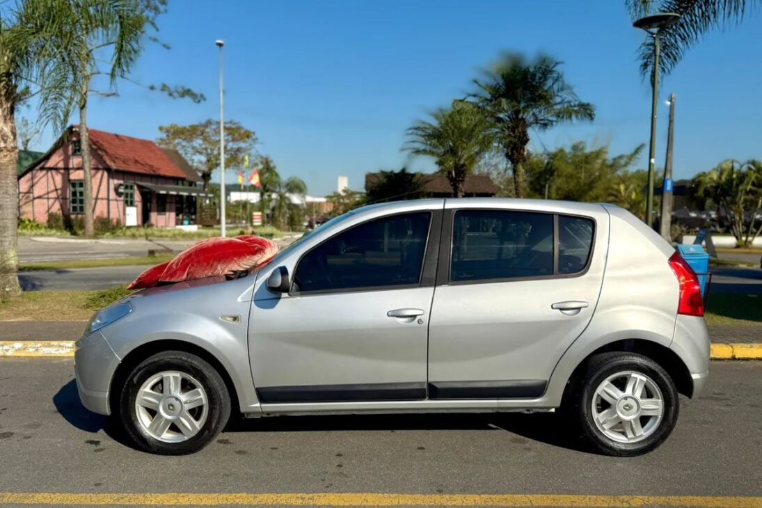 Guia dos melhores carros até 30 mil com motor econômico, manutenção barata, foco no consumo na cidade e dicas práticas para escolher seu carro usado com segurança e custo total baixo.

