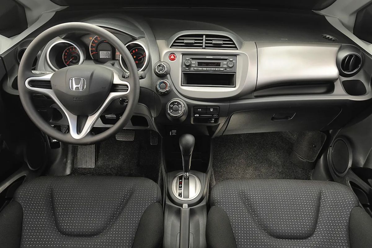 Guia dos melhores carros até 30 mil com motor econômico, manutenção barata, foco no consumo na cidade e dicas práticas para escolher seu carro usado com segurança e custo total baixo.