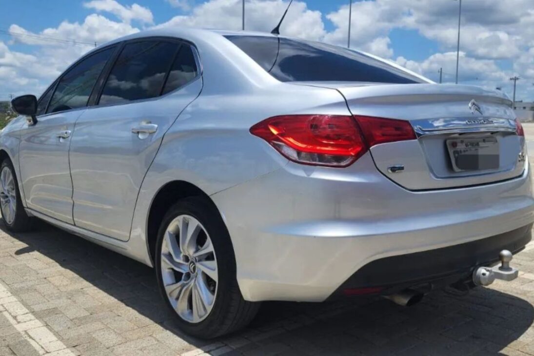 Entre os carros usados até R$ 40 mil, muitos escondem riscos de oficina, manutenção pesada e surpresa no orçamento. Veja por que certos SUV e sedã podem virar armadilhas.