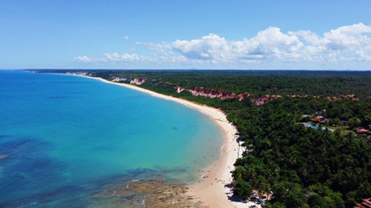 Bahia lidera o litoral brasileiro com 932 km, reunindo praias famosas, turismo forte e posição estratégica que reforça sua importância
