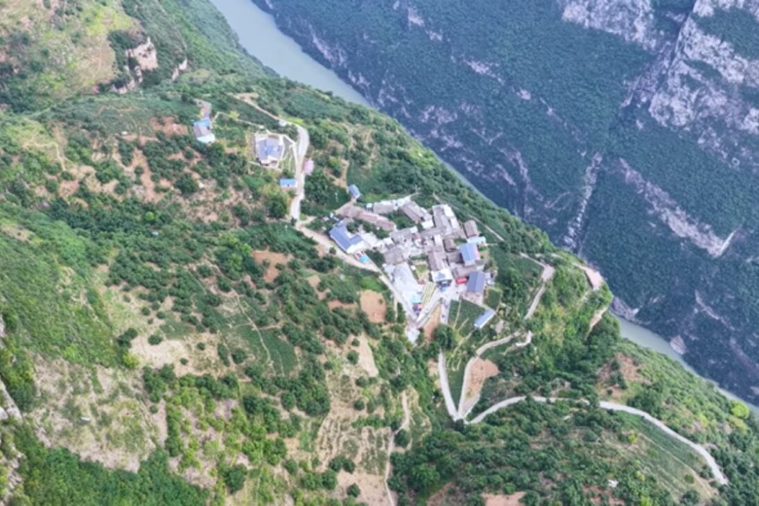 A vila chinesa pendurada em um penhasco de 1.400 metros onde moradores sobem seis horas por trilhas de mula porque nenhum carro consegue chegar até hoje