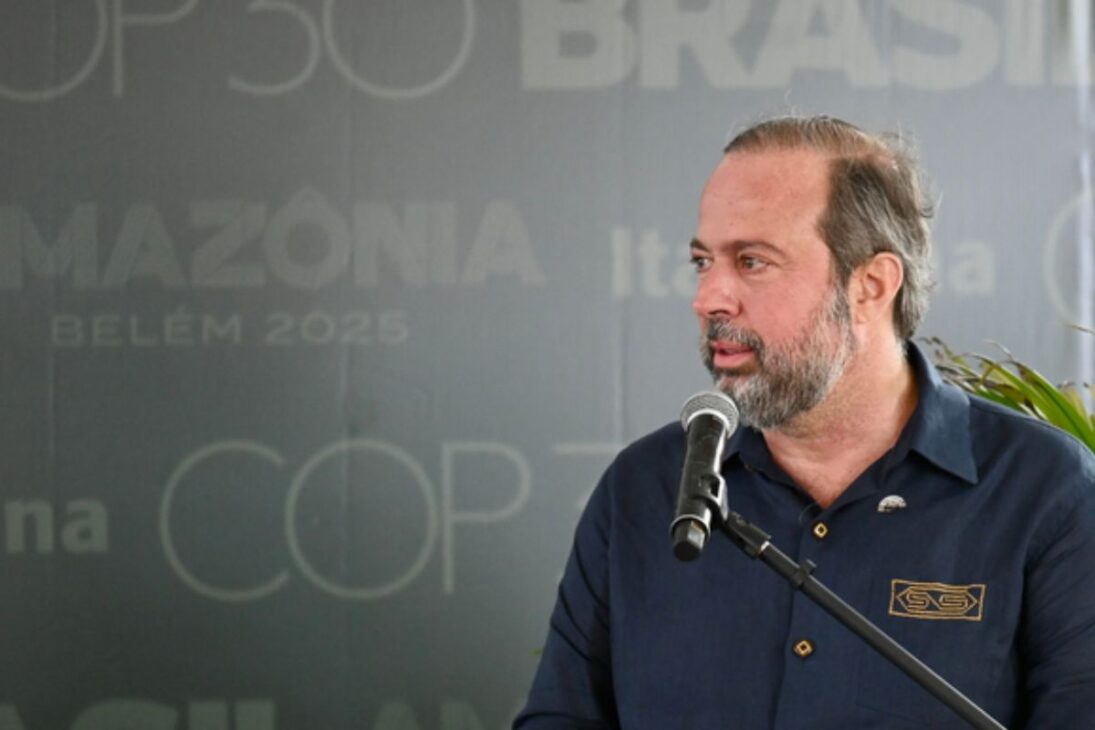 O ministro de Minas e Energia, Alexandre Silveira, revelou que cerca de 150 mil pessoas serão diretamente beneficiadas por meio da instalação de kits solares com baterias, em um esforço que reforça o papel do Brasil na transição energética global.