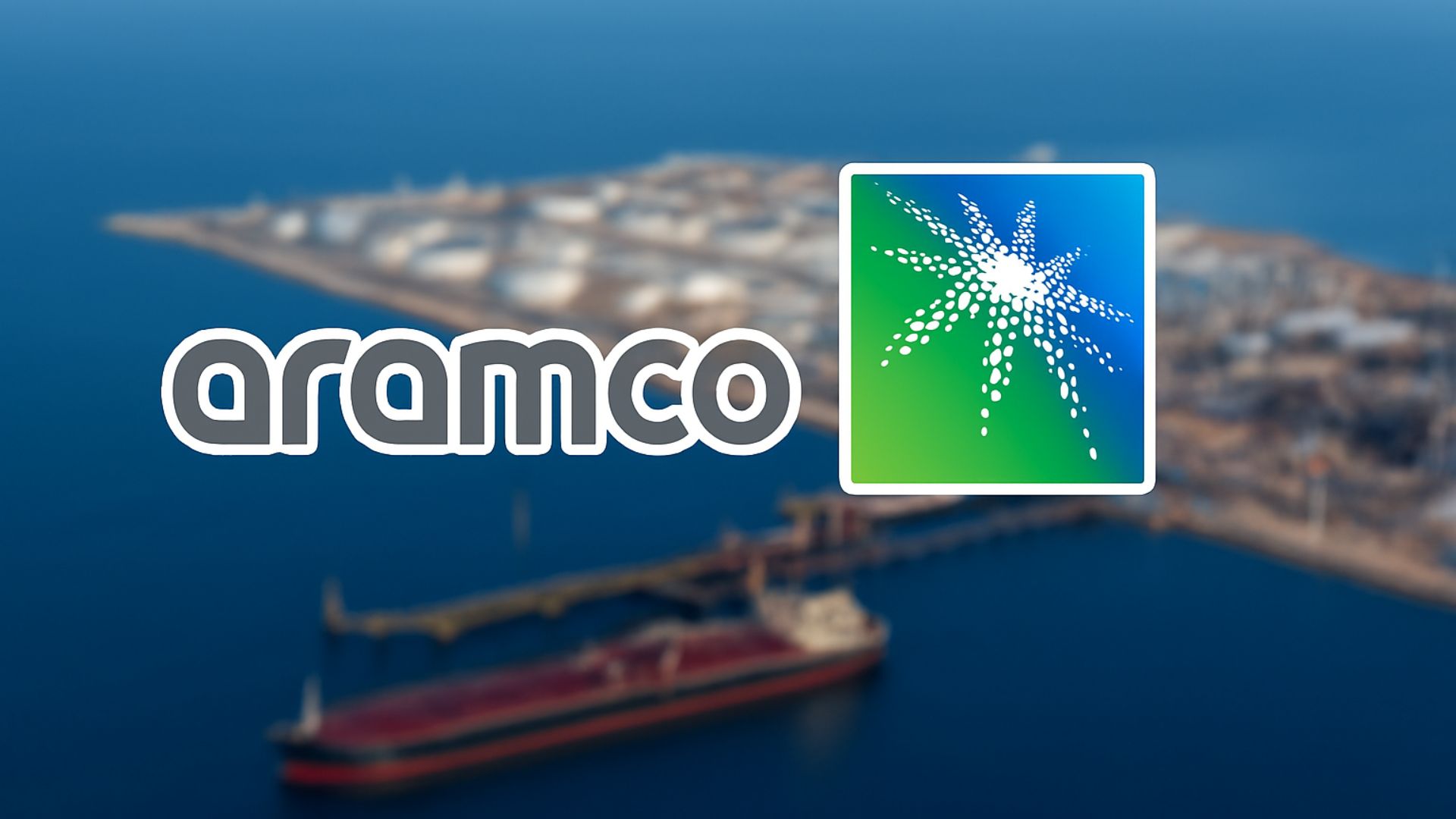 Vista aérea levemente desfocada de um terminal de petróleo à beira-mar com o logotipo da Saudi Aramco centralizado em destaque