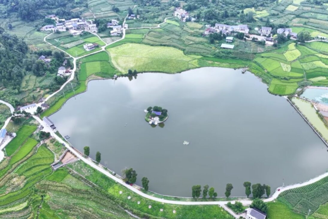 A ilha de Guizhou revela uma casa centenária de madeira ligada ao feng shui e cercada por um lago ancestral que encanta o mundo com sua harmonia e beleza natural.

