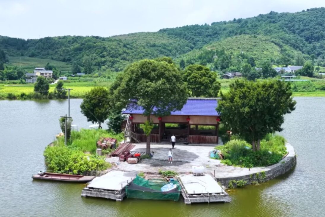 A ilha de Guizhou revela uma casa centenária de madeira ligada ao feng shui e cercada por um lago ancestral que encanta o mundo com sua harmonia e beleza natural.

