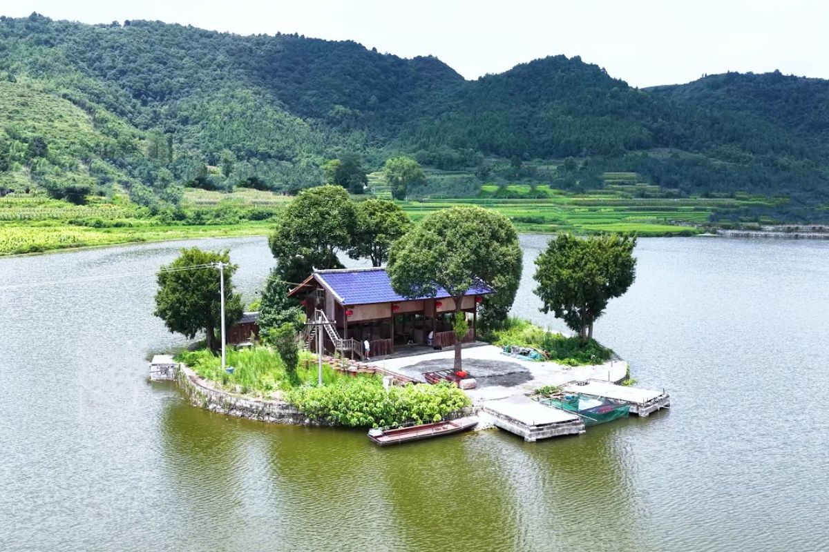 A ilha de Guizhou revela uma casa centenária de madeira ligada ao feng shui e cercada por um lago ancestral que encanta o mundo com sua harmonia e beleza natural.