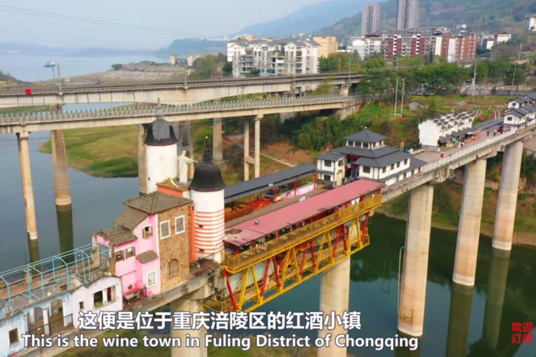 Descubra a cidade construída sobre uma ponte em Chongqing, com casas coloridas sobre a ponte, cenário único de cidade suspensa sobre o rio que parece saída de um conto.