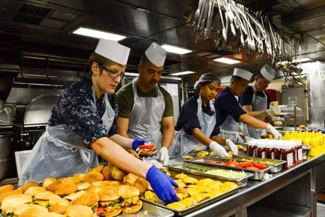 Acompanhe como a cozinha de um porta-aviões serve milhares de militares em alto-mar com refeições ininterruptas e uma logística precisa que sustenta a operação naval.

