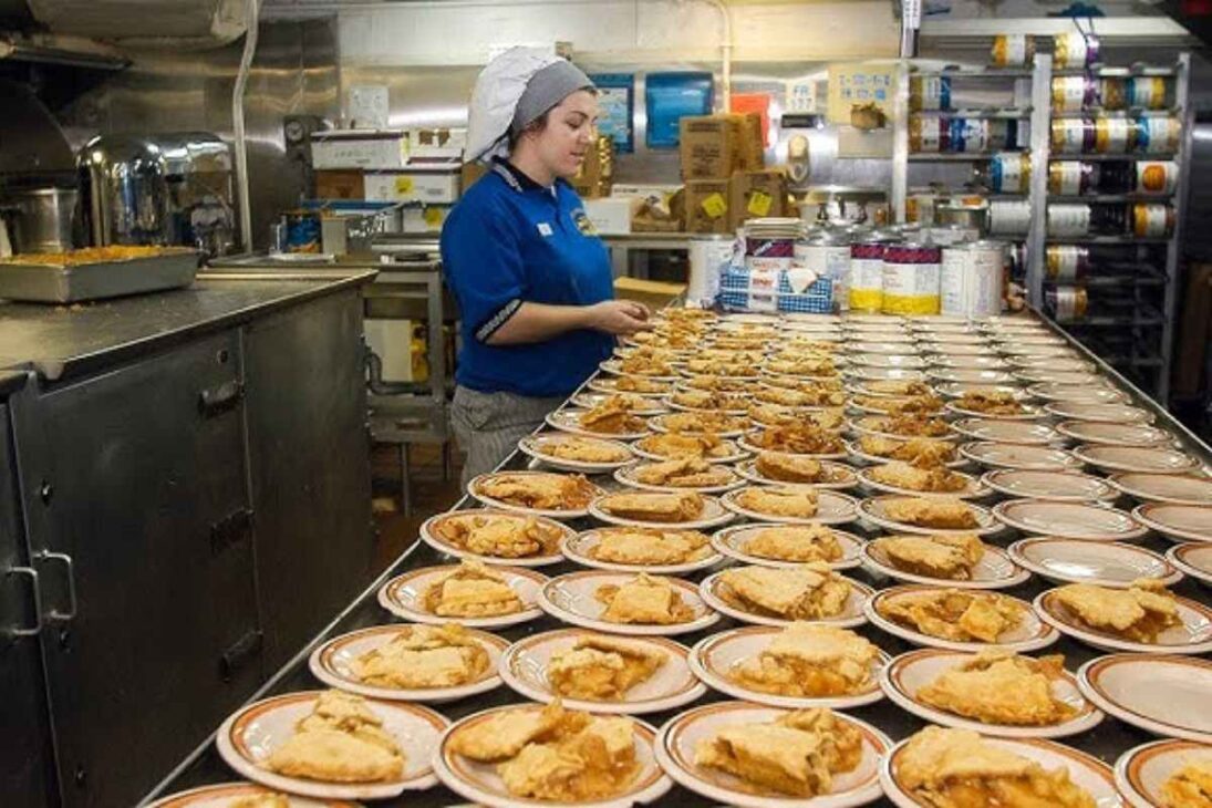 Acompanhe como a cozinha de um porta-aviões serve milhares de militares em alto-mar com refeições ininterruptas e uma logística precisa que sustenta a operação naval.

