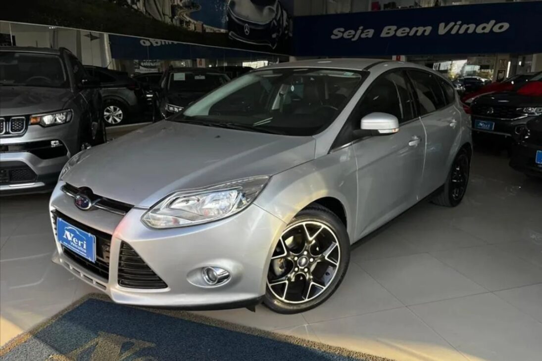 O hatch da Ford Focus 2.0 Titanium entrega conforto e dinâmica afiada, encara o câmbio Powershift e a desvalorização frente ao Chevrolet Cruze, mostrando por que o Ford Focus ainda é opção forte no mercado.