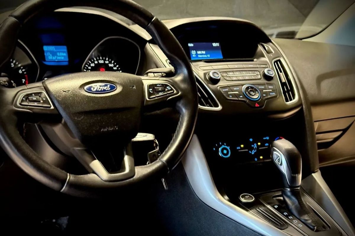 O hatch da Ford Focus 2.0 Titanium entrega conforto e dinâmica afiada, encara o câmbio Powershift e a desvalorização frente ao Chevrolet Cruze, mostrando por que o Ford Focus ainda é opção forte no mercado.