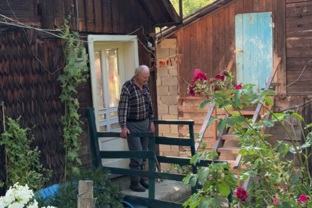 Acompanhe a vida de um casal que vive isolado na aldeia da montanha, entre vaca, horta e filhos distantes, transformando rotina dura em amor resistente.