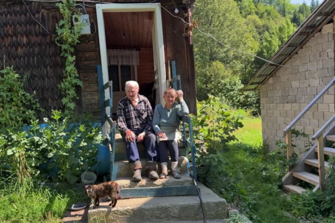 Acompanhe a vida de um casal que vive isolado na aldeia da montanha, entre vaca, horta e filhos distantes, transformando rotina dura em amor resistente.