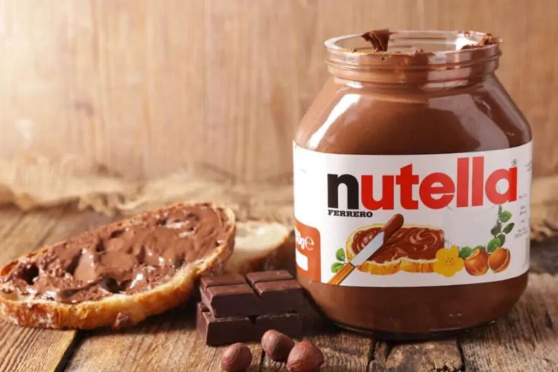 Nutella combina avelãs selecionadas, cacau africano e óleo de palma refinado em uma receita controlada globalmente, unindo tradição, tecnologia e qualidade.

