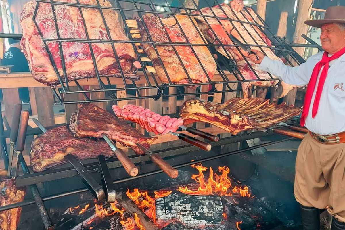 Na maior festa de churrasco do Brasil, em Porto Alegre, o Parque Harmonia reúne muito churrasco, costelão e linguiça campeira em piquetes lotados, celebrando tradição gaúcha em grande estilo.