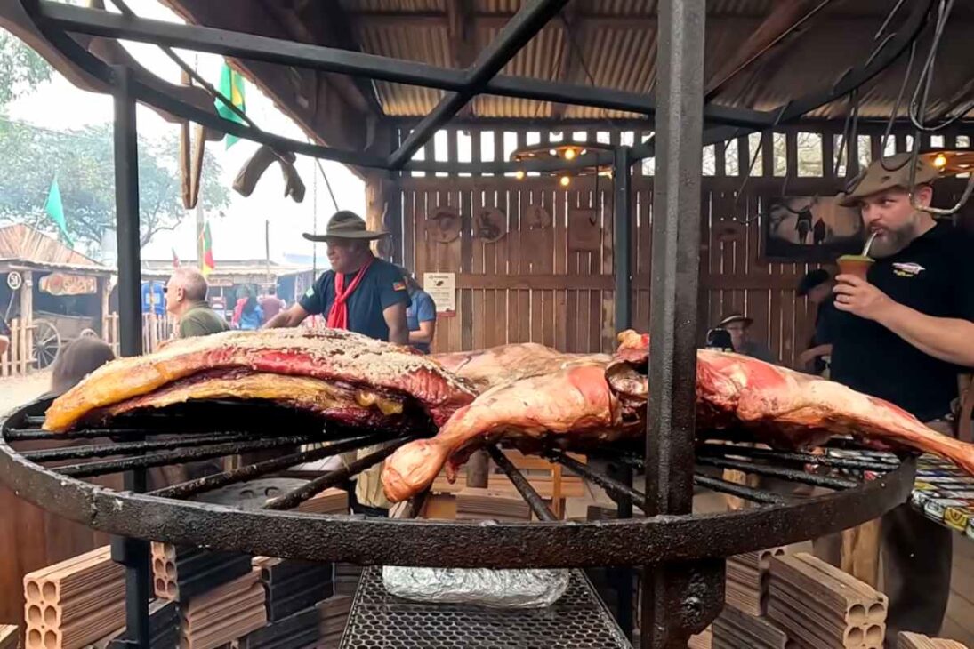 Na maior festa de churrasco do Brasil, em Porto Alegre, o Parque Harmonia reúne muito churrasco, costelão e linguiça campeira em piquetes lotados, celebrando tradição gaúcha em grande estilo.