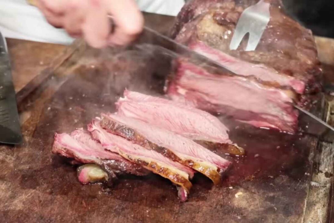 Na maior festa de churrasco do Brasil, em Porto Alegre, o Parque Harmonia reúne muito churrasco, costelão e linguiça campeira em piquetes lotados, celebrando tradição gaúcha em grande estilo.