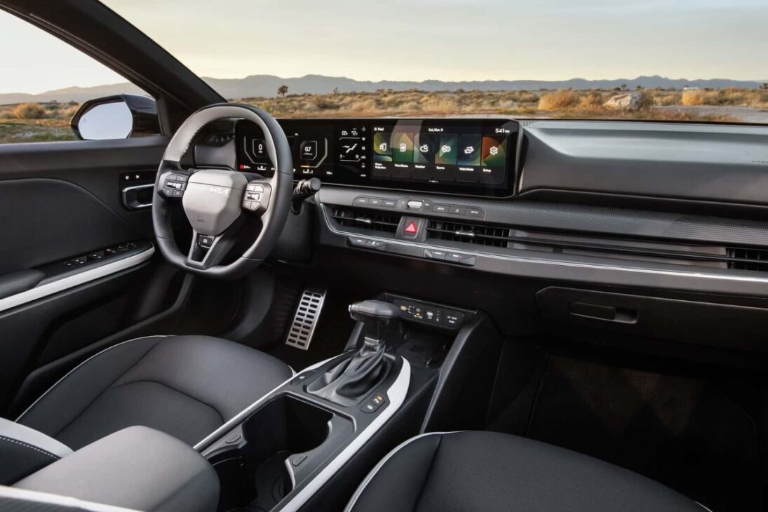 Kia K4 chega ao Brasil como sedan médio para enfrentar Corolla, Nissan Centra e Bid King, com foco em desempenho, segurança e custo-benefício.