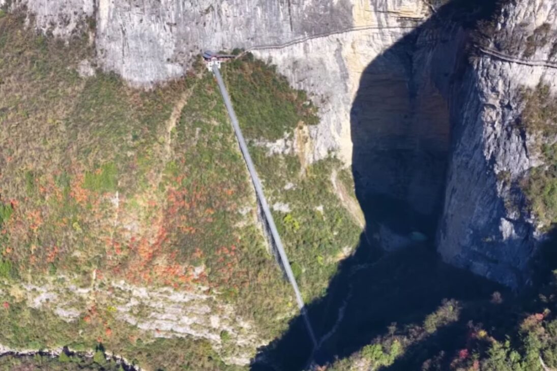 Conheça Luyuanping, em Hubei, dolina isolada da primeira vila com elevador do mundo, ligada por elevador inclinado.