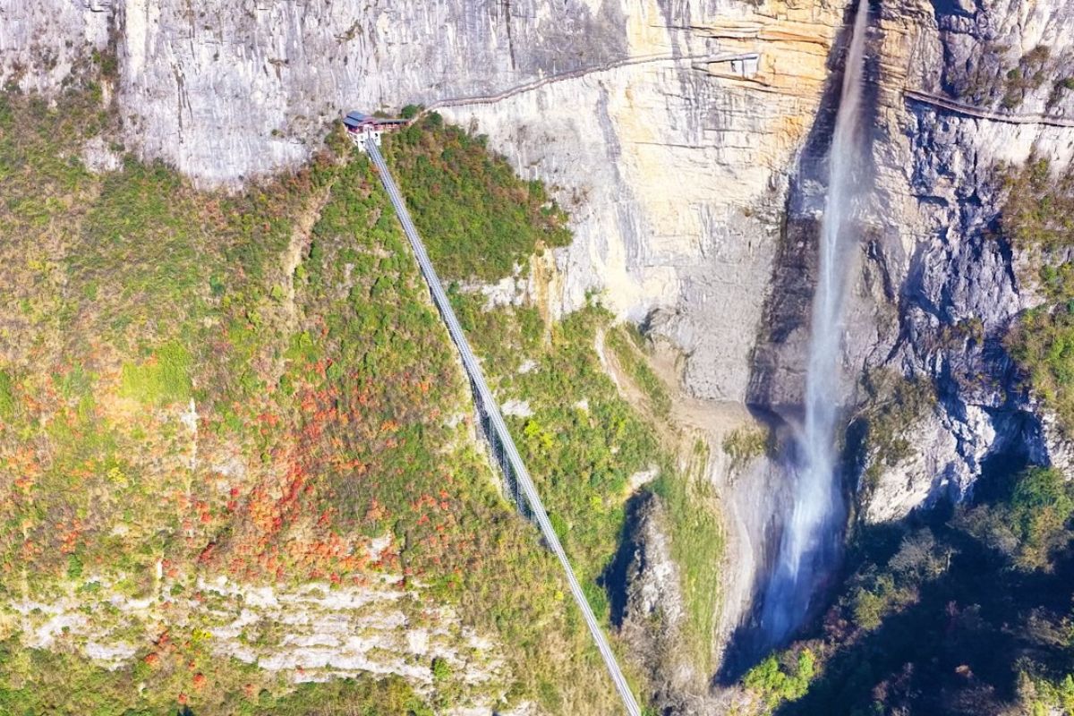 Conheça Luyuanping, em Hubei, dolina isolada da primeira vila com elevador do mundo, ligada por elevador inclinado.