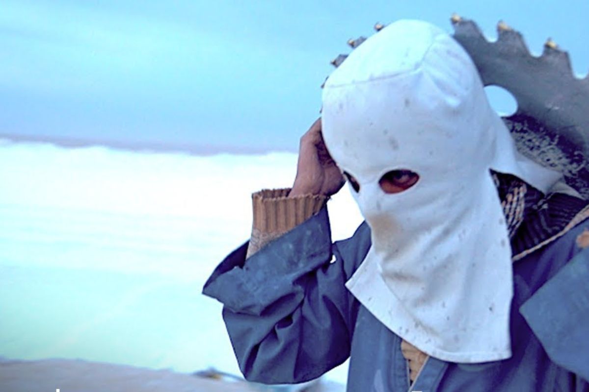 Trabalhadores extraem enxofre, sal, açaí e ninhos em condições extremas, arriscando a vida enquanto indústrias globais lucram bilhões em cima desse trabalho invisível.