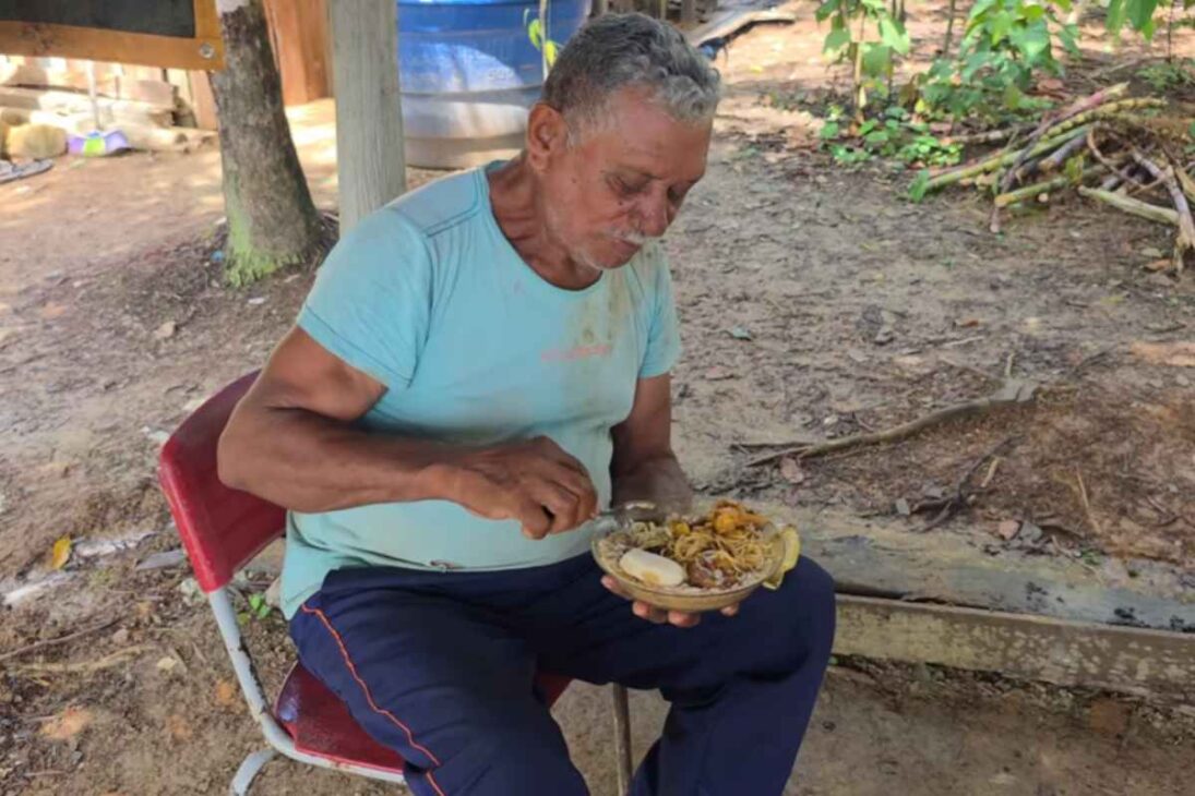 História real de um ribeirinho isolado na selva amazônica que vive da roça, da água do poço e da criação de galinha, em uma rotina simples, dura e profundamente ligada à floresta.