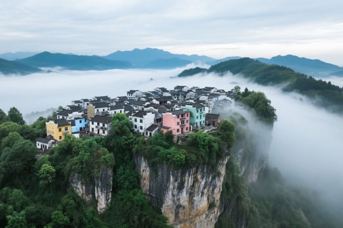 Vila ancestral na China, pendurada em um penhasco há mais de mil anos, impressiona com casas no abismo, templos taoístas e paisagens que parecem irreais.