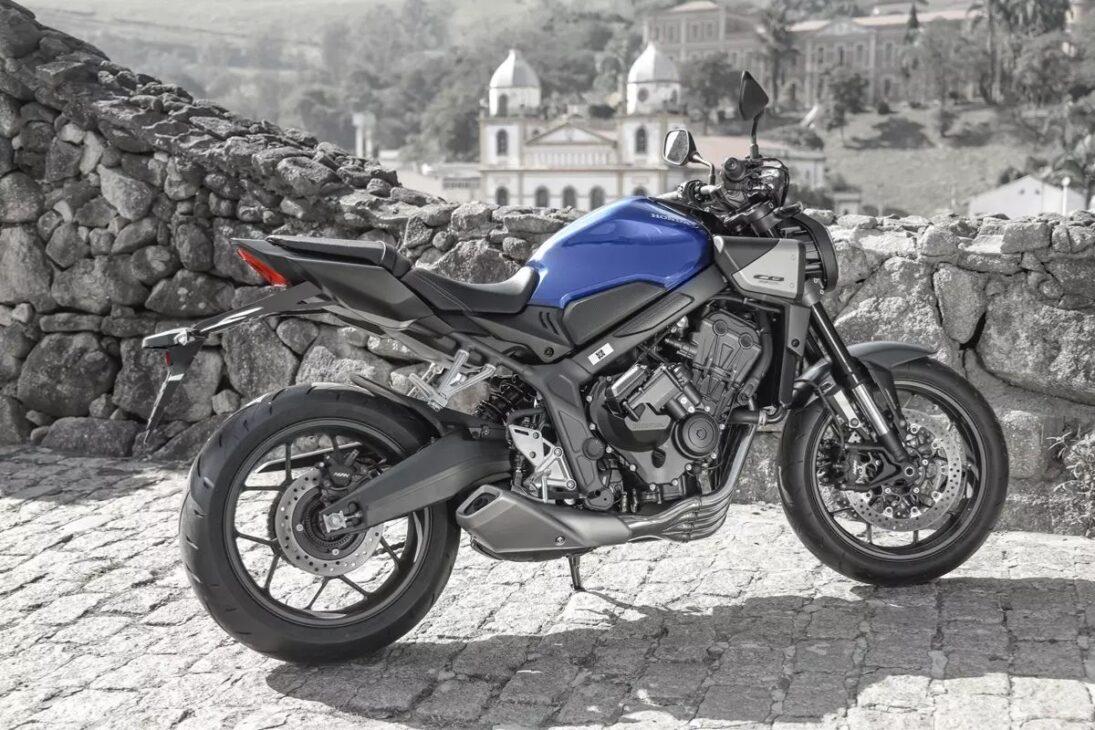Com motor de quatro cilindros 650 cilindradas, Honda CB650R E-Clutch 2026 entrega 86,7 cv, 5,8 kgfm e 220 km/h com embreagem eletrônica, ABS, HSTC e painel TFT de 5 polegadas