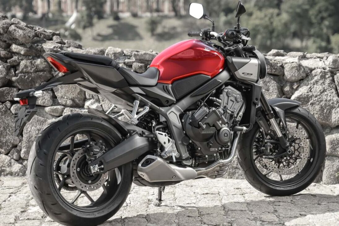 Com motor de quatro cilindros 650 cilindradas, Honda CB650R E-Clutch 2026 entrega 86,7 cv, 5,8 kgfm e 220 km/h com embreagem eletrônica, ABS, HSTC e painel TFT de 5 polegadas