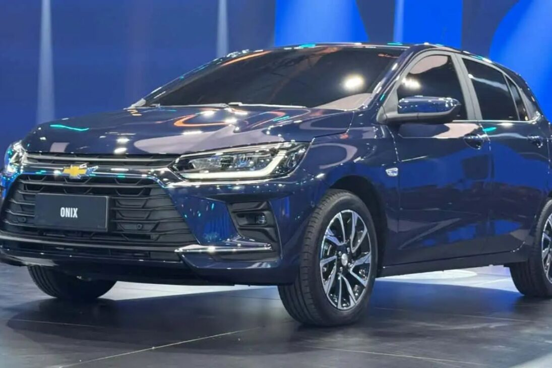 Onix Plus 2026 é sedã compacto com motor 1.0 turbo, câmbio automático e pacote de segurança, unindo eficiência e consumo baixo para uso urbano e rodoviário.