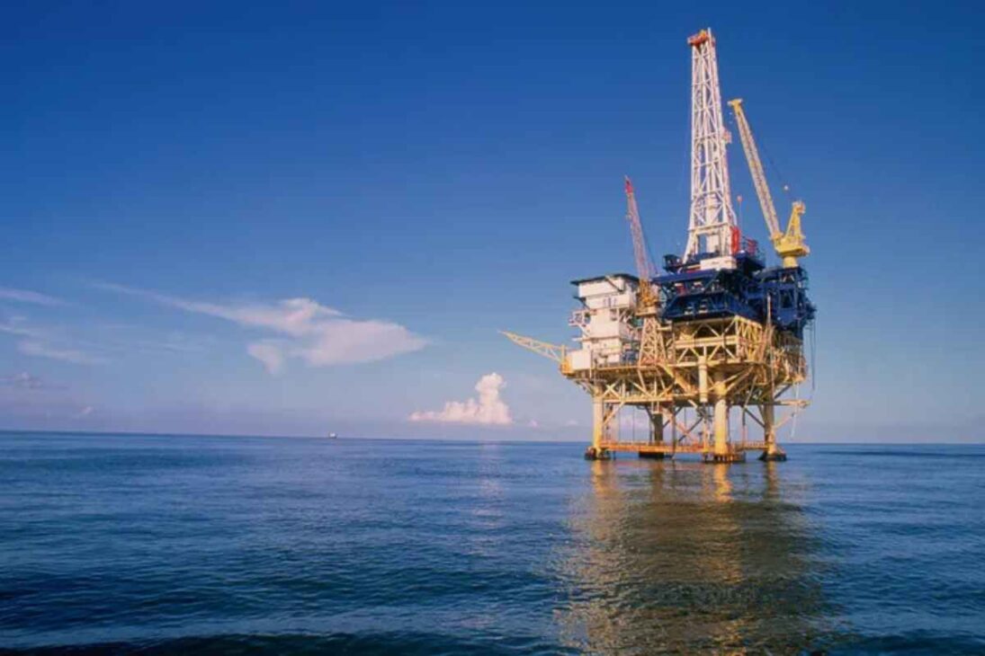 Veja como o petróleo sai da rocha, vira petróleo cru, passa pela destilação em uma refinaria gigantesca e se transforma em gasolina testada antes de chegar aos postos.