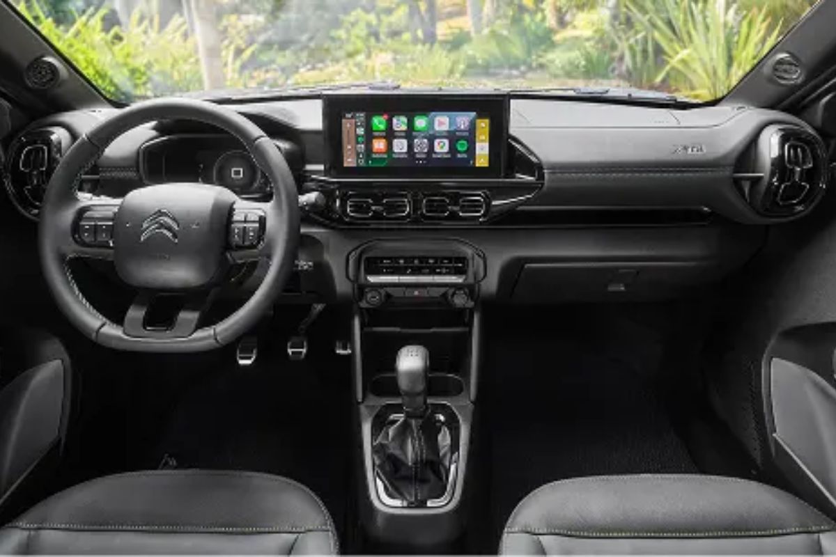 Citroën C3 aposta em suspensão macia, espaço de sedã e preço a partir de R$ 73.490 para dar conforto de família em um compacto que não custa como carro médio.