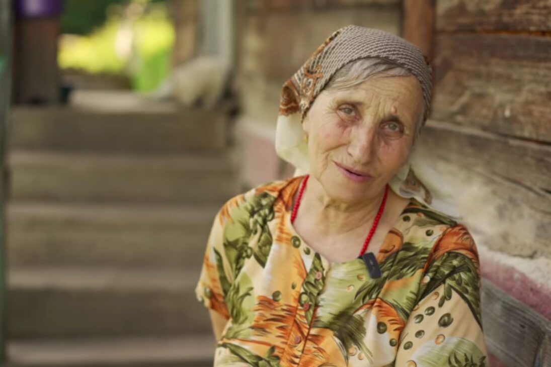 Em uma casa de madeira isolada na montanha, uma avó enfrenta o silêncio, organiza a rotina com seus animais, encontra paz na montanha e transforma o isolamento em força.