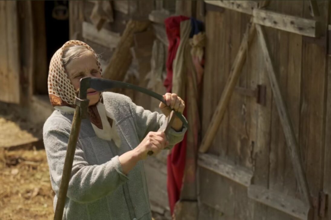 Em uma casa de madeira isolada na montanha, uma avó enfrenta o silêncio, organiza a rotina com seus animais, encontra paz na montanha e transforma o isolamento em força.